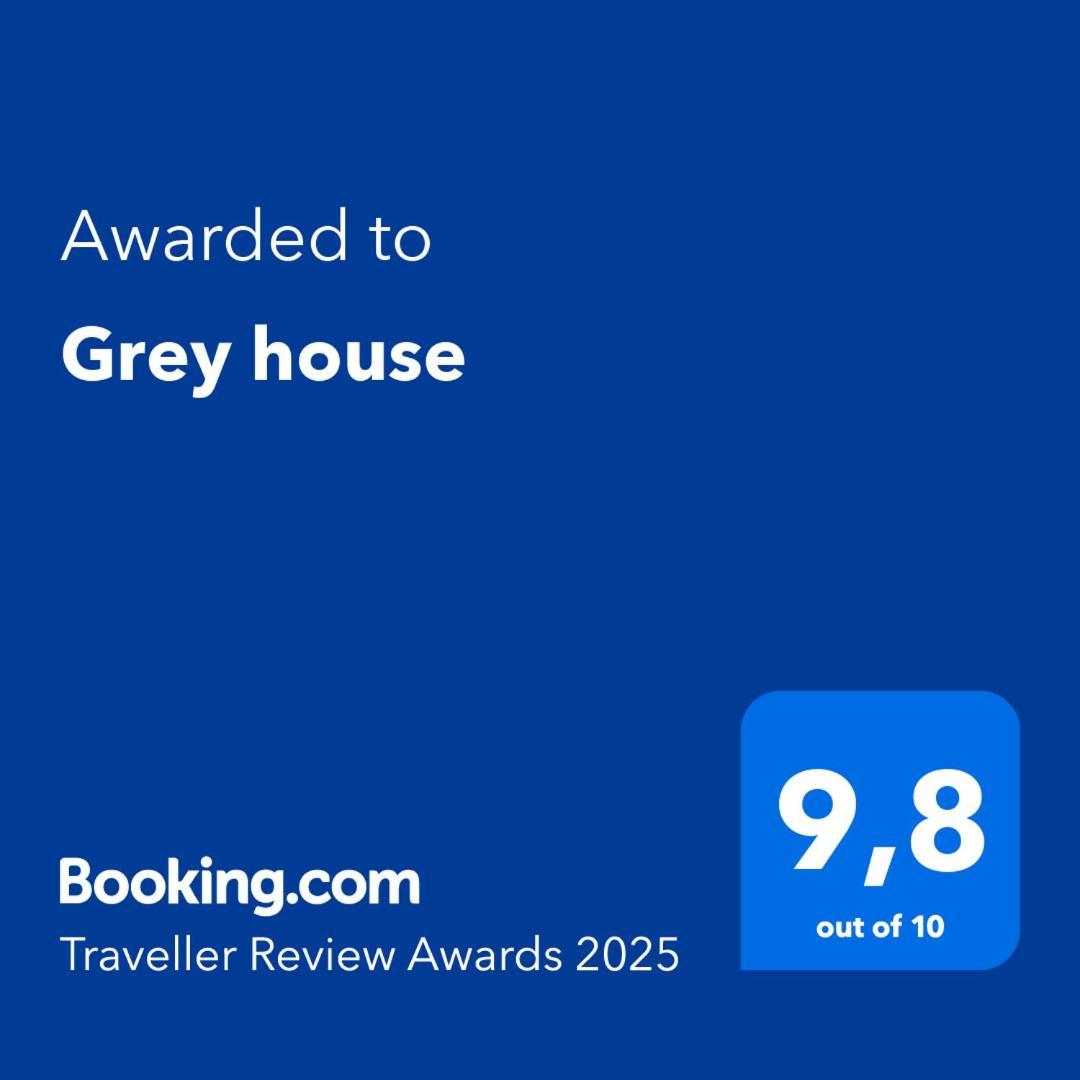 Grey House Apartment *